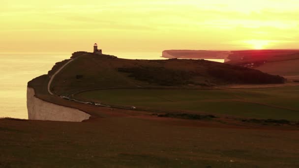 Vista panorámica de los acantilados de Seven Sisters al atardecer — Vídeos de Stock