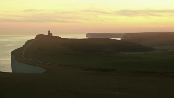 Vue panoramique des falaises de Seven Sisters au coucher du soleil — Video