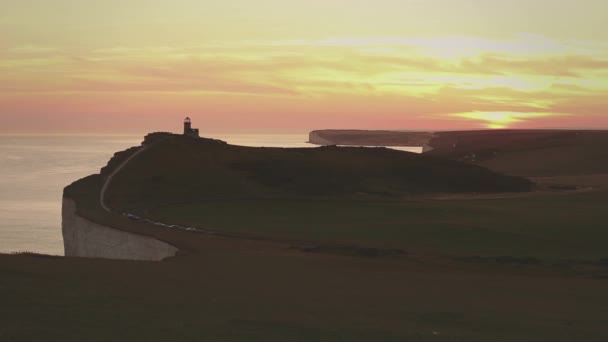 Vista panorámica de los acantilados de Seven Sisters al atardecer — Vídeos de Stock