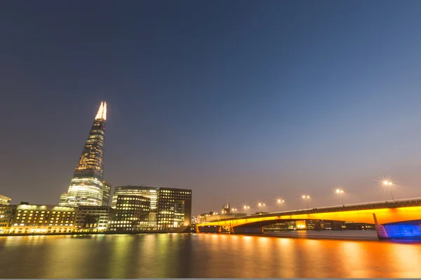 Londres paisaje urbano por la noche, larga exposición . — Foto de Stock