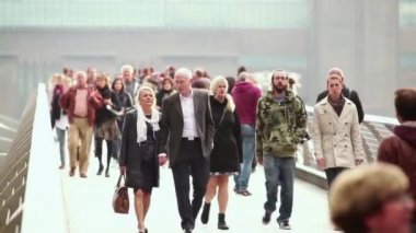 Londra'da Millennium Köprüsü üzerinde yürüyen kalabalık