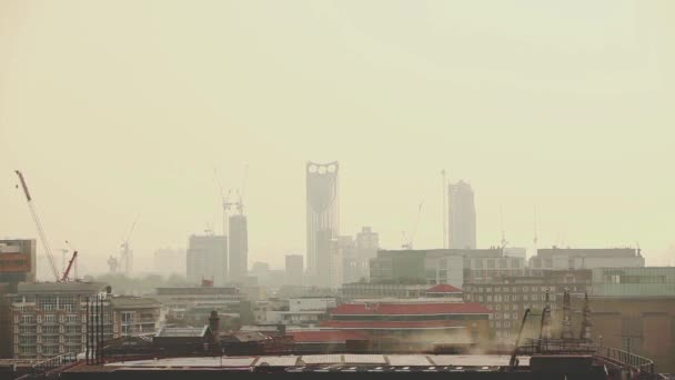 Representation av London med moderna skyskrapor i bakgrunden — Stockvideo