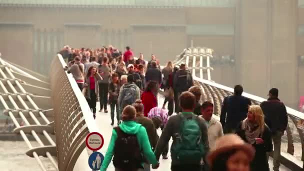 Londra'da Millennium Köprüsü üzerinde yürüyen kalabalık — Stok video