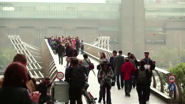 Londra'da Millennium Köprüsü üzerinde yürüyen kalabalık — Stok video