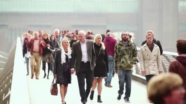 Londra'da Millennium Köprüsü üzerinde yürüyen kalabalık — Stok video