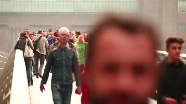 Crowd walking on Millennium bridge in London — Stock Video