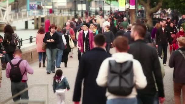 Multitud caminando por el pavimento del Támesis en Londres — Vídeo de stock