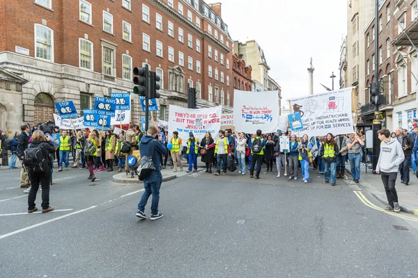 Тысячи молодых врачей протестуют в Лондоне — стоковое фото