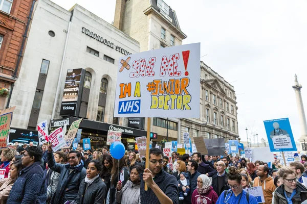 Tausende Nachwuchsärzte protestieren in London — Stockfoto