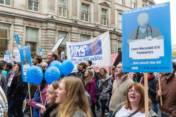 Milhares de médicos juniores protestam em Londres — Fotografia de Stock