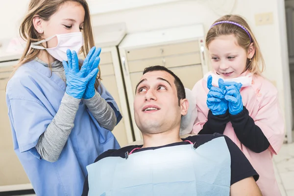 Retrato de dentistas pequeños en el estudio . — Foto de Stock