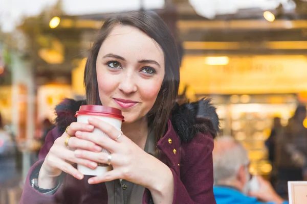 お茶の cuf を保持しているカフェで美しい女性 — ストック写真