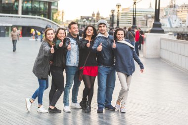 Başparmak gösterilmesini arkadaşlar başarılı grup