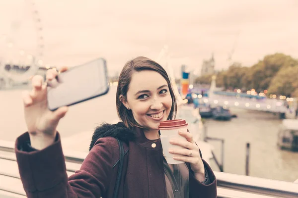 Όμορφη νεαρή γυναίκα που λαμβάνει ένα selfie στο Λονδίνο — Φωτογραφία Αρχείου