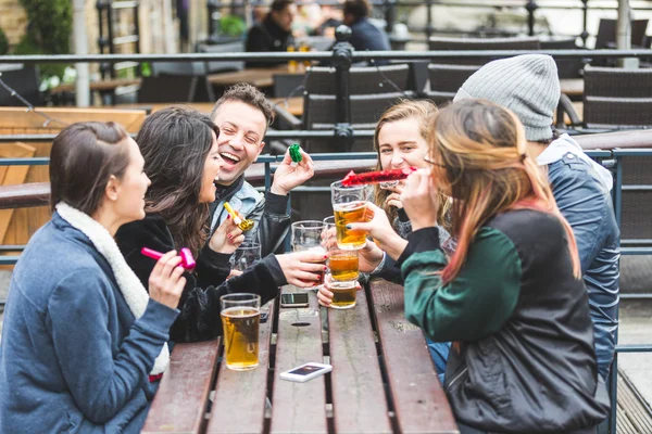 Grupp vänner fira en födelsedag. — Stockfoto