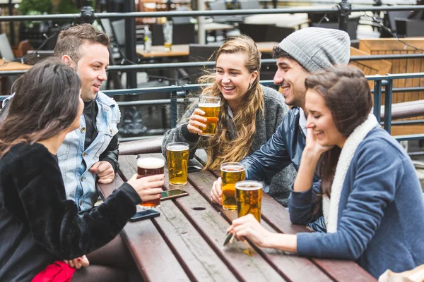 Skupina přátel se těší pivo v hospodě v Londýně — Stock fotografie