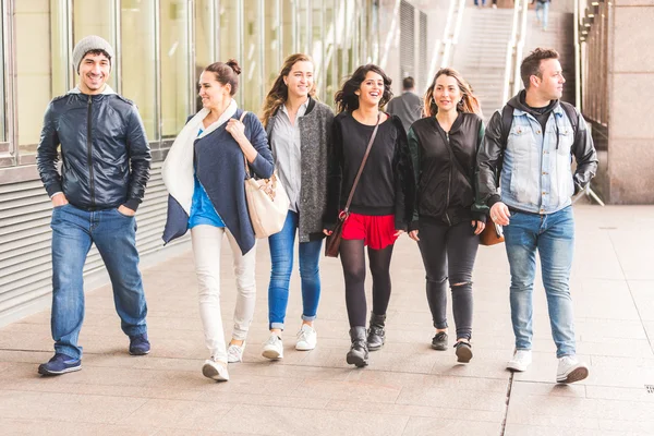 Grupo de amigos caminhando e se divertindo juntos em Londres — Fotografia de Stock