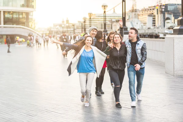 Grupp vänner njuter av att ha roligt tillsammans i London — Stockfoto