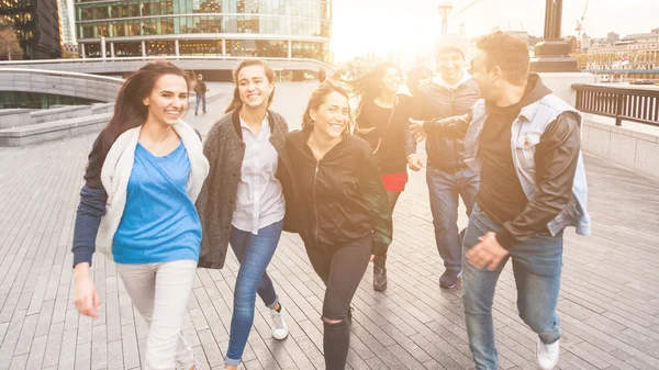 Group of friends enjoying having fun together in London — Stock Photo, Image