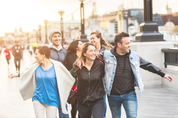 Groupe d'amis qui s'amusent ensemble à Londres — Photo