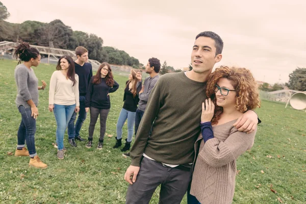 Pareja multiétnica abrazada en parque — Foto de Stock