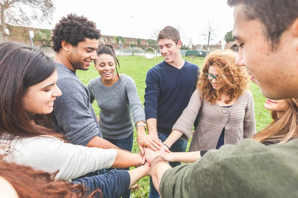 Multirassische Gruppe von Freunden mit Händen im Stapel — Stockfoto