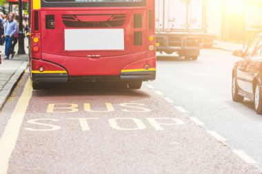 Londra kırmızı otobüs otobüs şeridi üzerinde