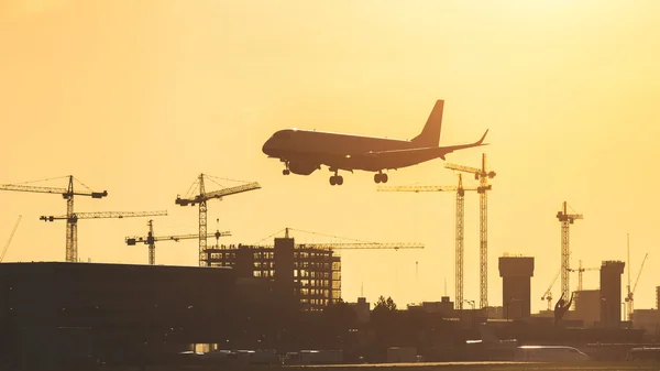 Vliegtuig landing bij zonsondergang op London City luchthaven — Stockfoto