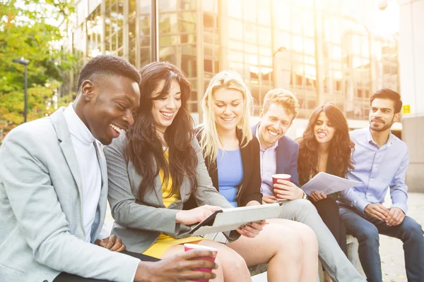 Bedrijfsgroep tijdens pauze kijken naar digitale Tablet PC — Stockfoto