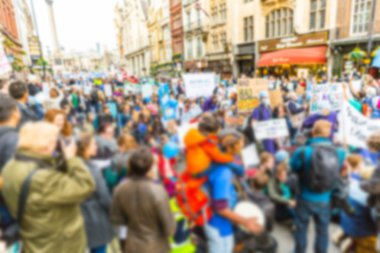 Arka plan bulanık binlerce kişi Londra'da yürüyen