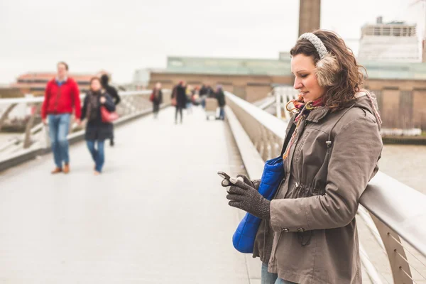 Mooie vrouw te typen op slimme telefoon in Londen — Stockfoto