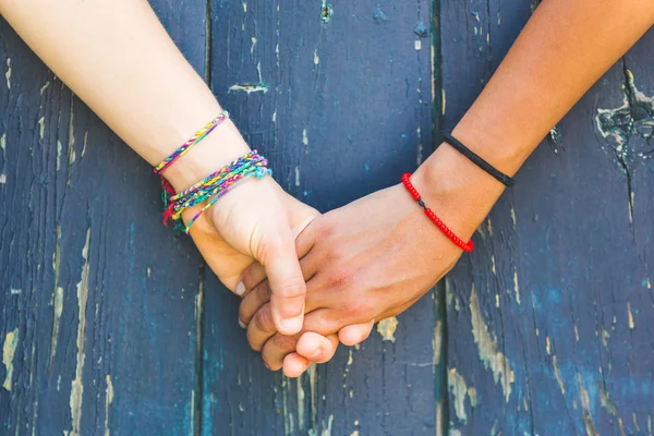 Two women holding hands — Stock Photo, Image