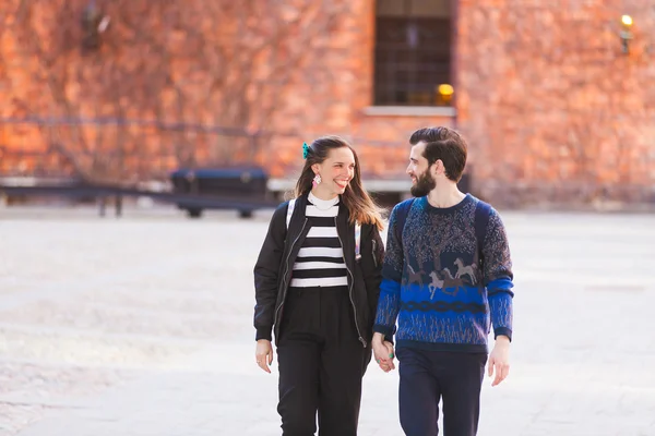 Young hipster couple walking in Stockholm — Stock fotografie