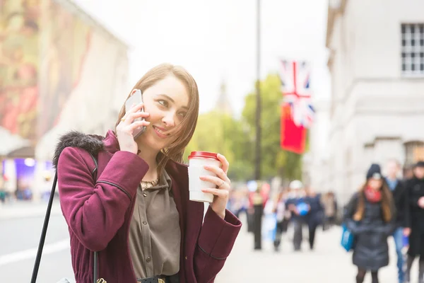 Jonge vrouw in Londen praten over de telefoon — Stockfoto