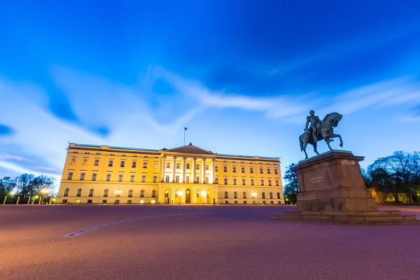 Royal Palace in Oslo, Norway, at dusk — Stockfoto