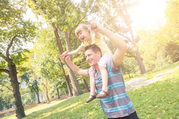 Отец и дочь играют в парке в Нью-Йорке — стоковое фото