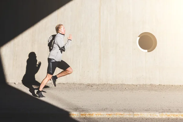 Joven corriendo en la acera — Foto de Stock