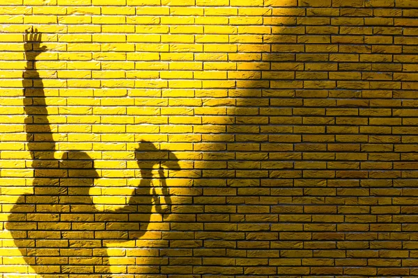 Shadow of a photographer with raised arms on the wall. — 图库照片