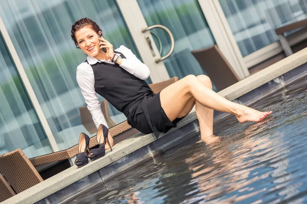 Giovane donna d'affari divertirsi accanto alla piscina — Foto Stock