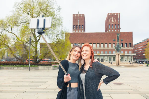 Two beautiful young women taking a selfie in Oslo — Stockfoto