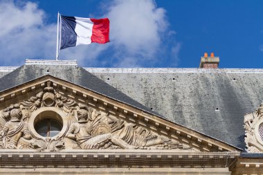 Paris'te bir binanın üstüne Fransız bayrağı