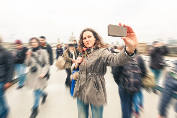 Beautiful woman taking a selfie in London — Stock Photo, Image