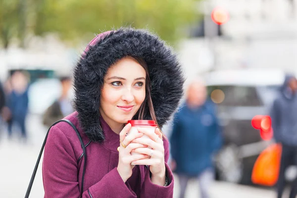 Mulher bonita segurando uma xícara de chá em Londres — Fotografia de Stock