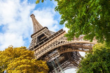 Tour Eiffel de Paris, düşük açılı görünüş