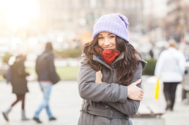 Genç kadın Prag'da dondurma