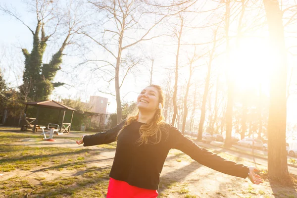 Junge Frau dehnt sich nach dem Training — Stockfoto