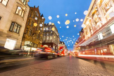 Noel ışıkları ve bulanık trafiği ile Londra Oxford street