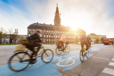 Kopenhag bisikletle giden insanlar