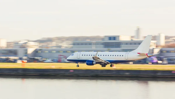 Vista panorâmica de um avião a descolar ou a aterrar — Fotografia de Stock