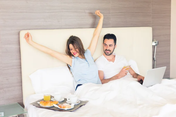 Casal tomando café da manhã na cama — Fotografia de Stock